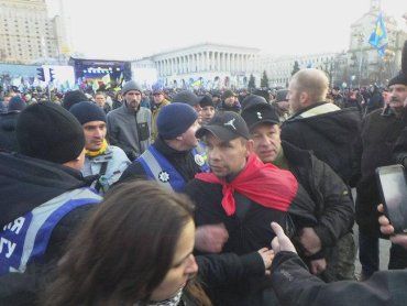 Петро Порошенко попал под "яичный обстрел" на Майдане