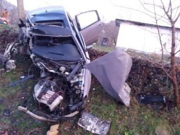Роковое ДТП в Закарпатье: Автомобиль разбился вдребезги об автобусную остановку, погибла молодая девушка 