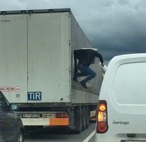 В Словакии водители на трассе сняли на видеокамеру, как афганцы и иранцы выпрыгивали из фуры просто во время движения