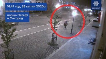 Прыжок с моста и камни в полицейских: В центре Ужгорода творится непередаваемое безумие