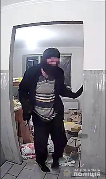 В Мукачево вор наглым образом прокрался в квартиру и ограбил женщину