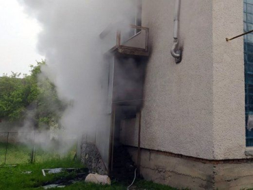 В Закарпатье разрушительный огонь охватил двухэтажным домом 