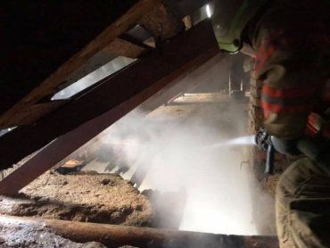 В Закарпатье недостроенный дом по непонятным причинам охватил огонь
