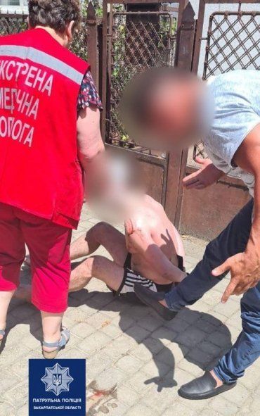 В Ужгороде дурдом - окровавленный мужчина проткнул свое тело острым забором 