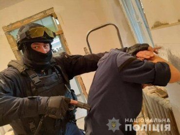 Дуло пистолета в спину: В Мукачево при задержании наркоторговца силовики шутки не шутили 
