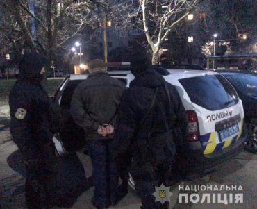 Кровавое нападение в Ужгороде: 30-летнего мужчину возле дома ждали с ножом