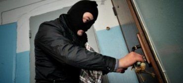 В Ужгороде пытливая соседка спасла квартиру напротив 