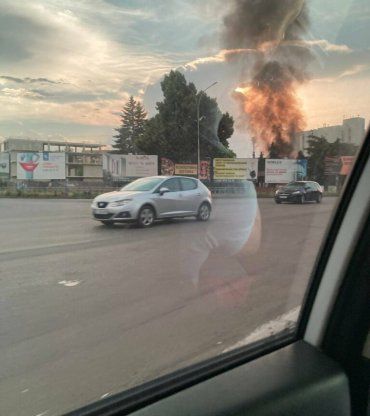 В Ужгороде возле "Украины" разгорелся пожар: Огонь было видно на пол города