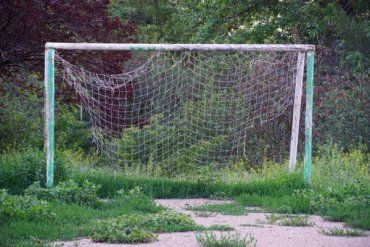 Жуткая трагедия в Закарпатье: Отец умер от футбольных ворот, пока дети всё это видели 