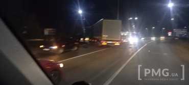 На въезде в Мукачево творилось черти что: Автомобили стояли по пол часа, а полиция бездействовала 