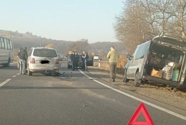 Возле Мукачево авария парализовала движение на трассе 