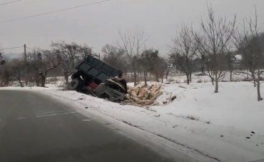 В Мукачево грузовик с товаром не удержался на дороге 