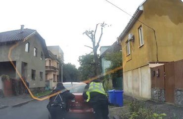В сети показали, как в Ужгороде копы заводили "с толкача" авто