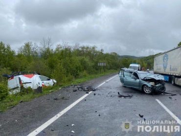 Водитель BMW вылетел на встречку и врезался RENAULT - смертельное ДТП в Закарпатье
