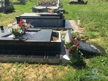 Закарпаття. На кладовищі в Дерцені пошкодили 23 надмогильні пам’ятники