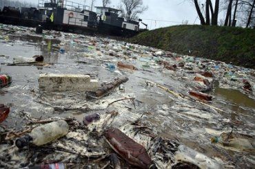 Кабмин взялся решить проблему загрязнения реки Тиса на Закарпатье от бытового мусора