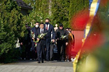 Президент Зеленський поклав квіти до Вічного вогню на Пагорбі Слави в Ужгороді