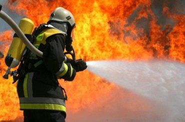 Охоплений вогнем "Москвич" гасили рятувальники на Закарпатті