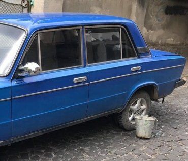 Оригінальний "підзаробіток" в Ужгороді — автомобіль "прив’язали" ланцюгом до відра