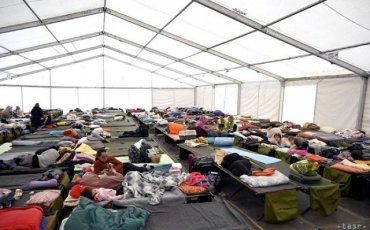 Палатка для временного размещения в многоместном кризисном центре для беженцев из Украины в Михаловцах