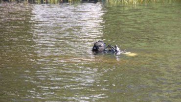 Кровь стынет в жилах: На Закарпатье местный житель во время прогулки увидел в реке нечто ужасное