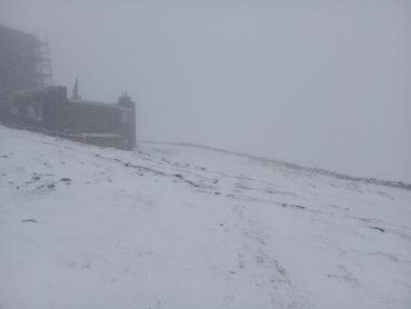 Карпаты : По состоянию на 7:50 30.05.2021 на г. Поп Иван Черногорский облачно, падает снег