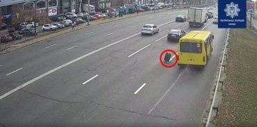 В Киеве маршрутка по дороге попала в довольно неприятную ситуацию 