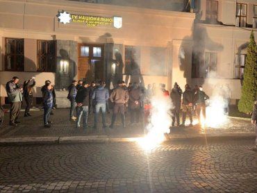 В Ужгороде Нацкорпус устроил митинг под стенами главного управления полиции 