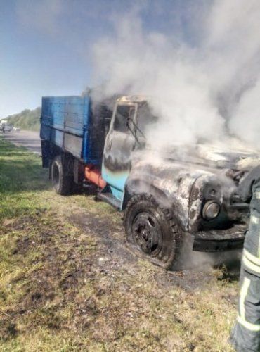 У столиці Закарпаття спалахнула та вигоріла пречудова вантажівка ЗІЛ!
