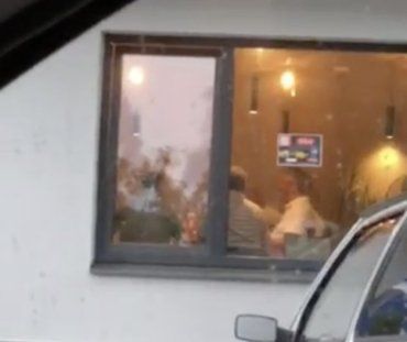 Обуренню немає меж! В Ужгороді високопосадовці кавують у "зачиненому" на карантин кафе-ресторані!