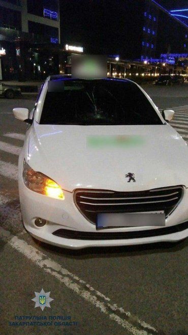 В Закарпатье вечером таксист устроил аварию