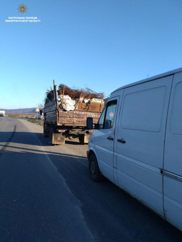 В Закарпатье грузовик и микроавтобус везли кучу "левого" товара