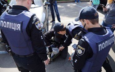 В Закарпатье сотрудникам полиции "начистили фейсы" 