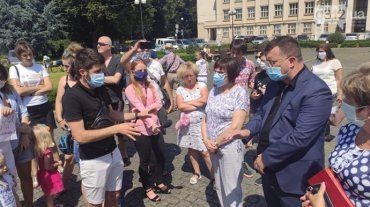 Сегодня в Ужгороде родители под стенами ОГА требовали открыть детсады для своих детей