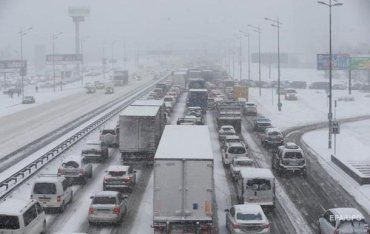 Сложная ситуация на дорогах Киева из-за сильного ночного снегопада