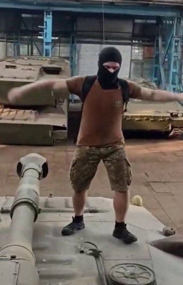  На режимном объекте в Харькове блогеры на бронетехнике устроили дискотеку 