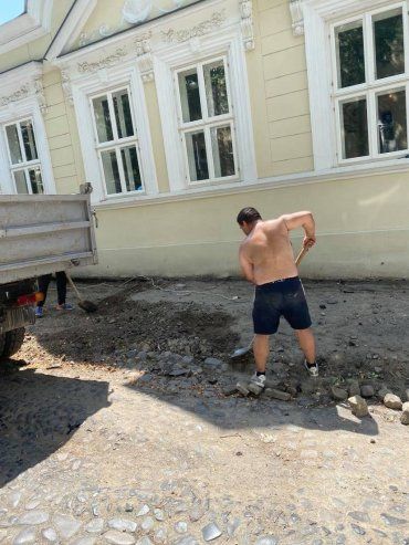 Историю Ужгорода вновь разрушают: Варвары добрались до тротуара, сумевшего пролежать столетие 