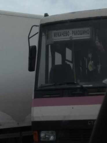 На виїзді з Мукачева зіткнулись автобус та каміон