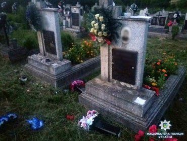 Нацполіція Закарпатської області повідомляє про могильних вандалів