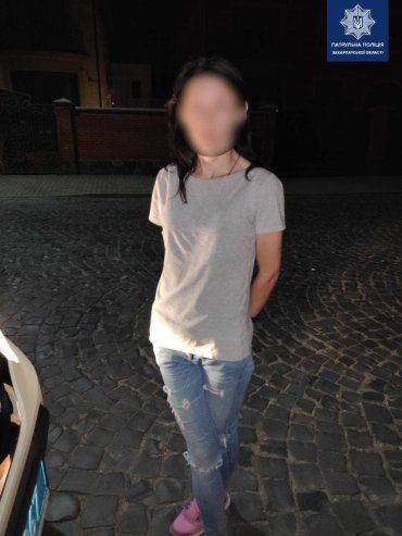В Мукачево подозрительная девушка привлекла внимание полицейских