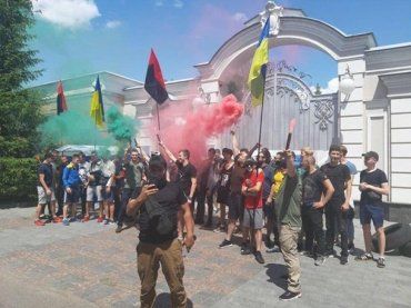 Активисты с файерами пикетируют дом экс-президента Украины Порошенко