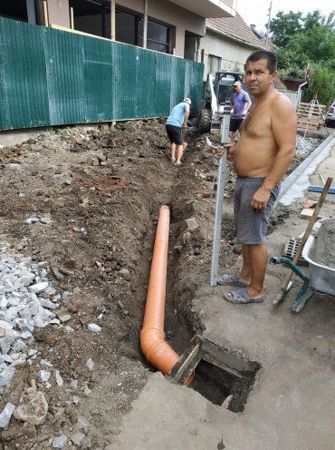 Весь город и так воняет: В Ужгороде работники подключили канализацию к ливневой трубе