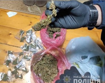 Мешканка Мукачево влаштувала наркопритон у власній квартирі, торгуючи наркотою