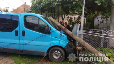 В Закарпатье водитель "подшофе" разбил машину об электроопору