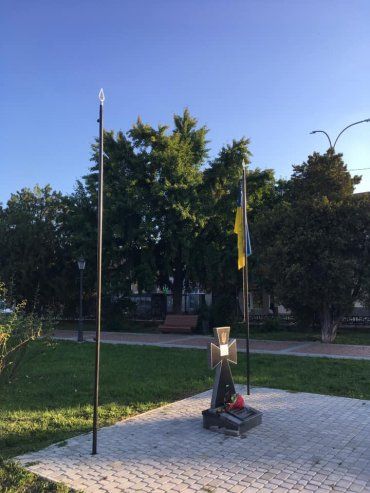 На площади Петефи, у памятного знака , сорвали красно-черный флаг организации украинских националистов
