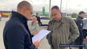 Ежемесячная прибыль гарантирована: В Мукачево СБУшники повязали местного чиновника прямо на заправке