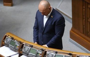 Мужчине задницей сели на лицо: Депутата поймали на просмотре порно во время голосования в Раде 