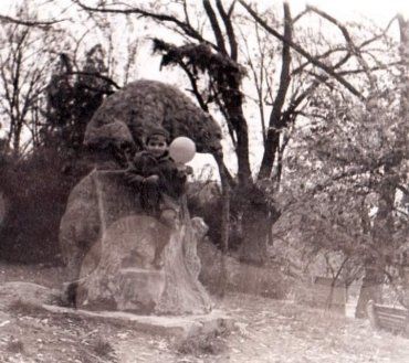 Фото 60-х років - скульптура в альпінарії Ужгорода