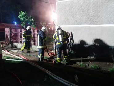 В Закарпатье 17 спасателей тушили бушующий огонь 