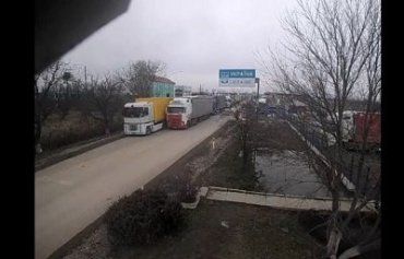 На КПП "Дьяково" в Закарпатье фуры стоят в огромной очереди